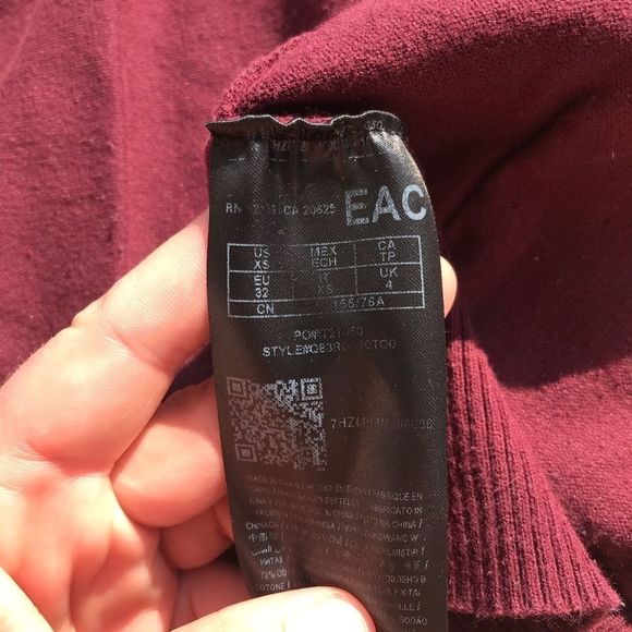 🍁50% Off Sale 🍁 Guess sweater - Picture 9 of 9